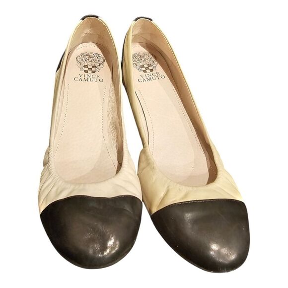 Classic Black and Cream Flats with Pleating and Rounded‎ Toe - Picture 2 of 8